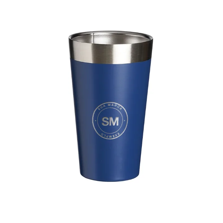 Mockup gerado pelo simulador: o mesmo copo azul com uma logo de exemplo gravada a laser