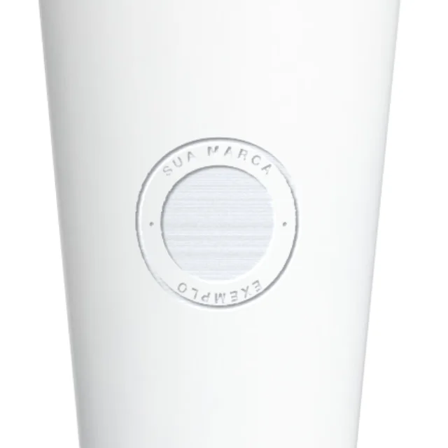 Detalhe do copo branco com a logo de exemplo em Laser