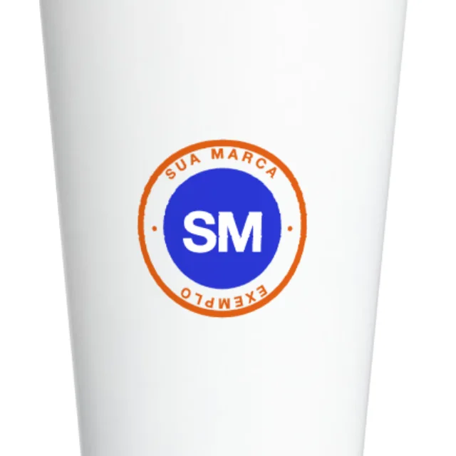 Detalhe do copo branco com a logo de exemplo em Silk