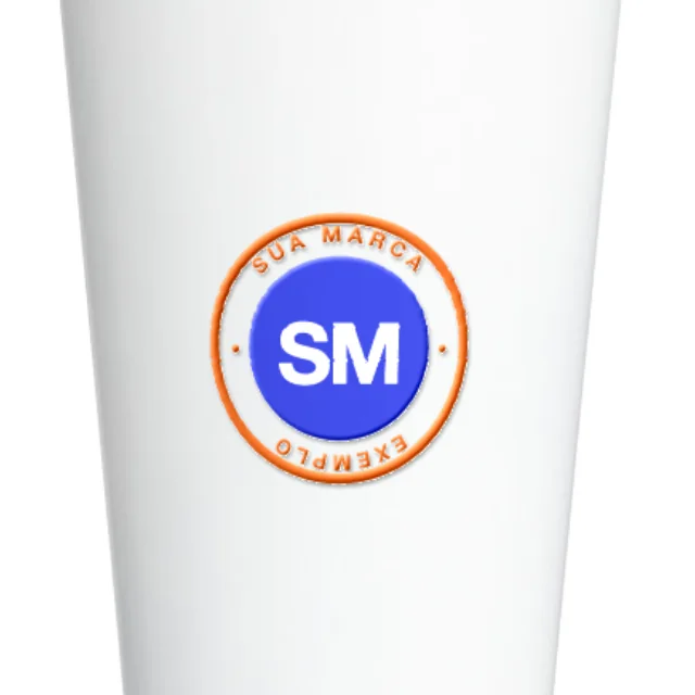 Detalhe do copo branco com a logo de exemplo em UV