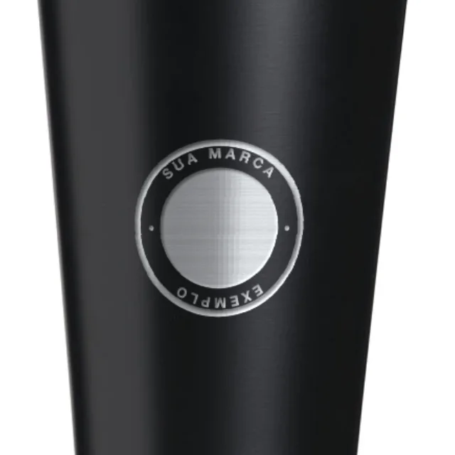 Detalhe do copo preto com a logo de exemplo em Laser