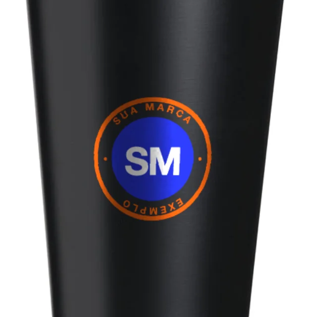 Detalhe do copo preto com a logo de exemplo em Silk