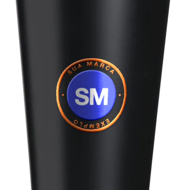 Detalhe do copo preto com a logo de exemplo em UV